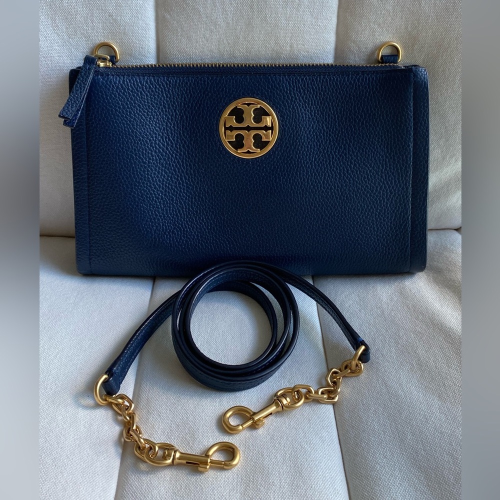 TORY BURCH Pebbled Blue Crossbody Wallet on Chain